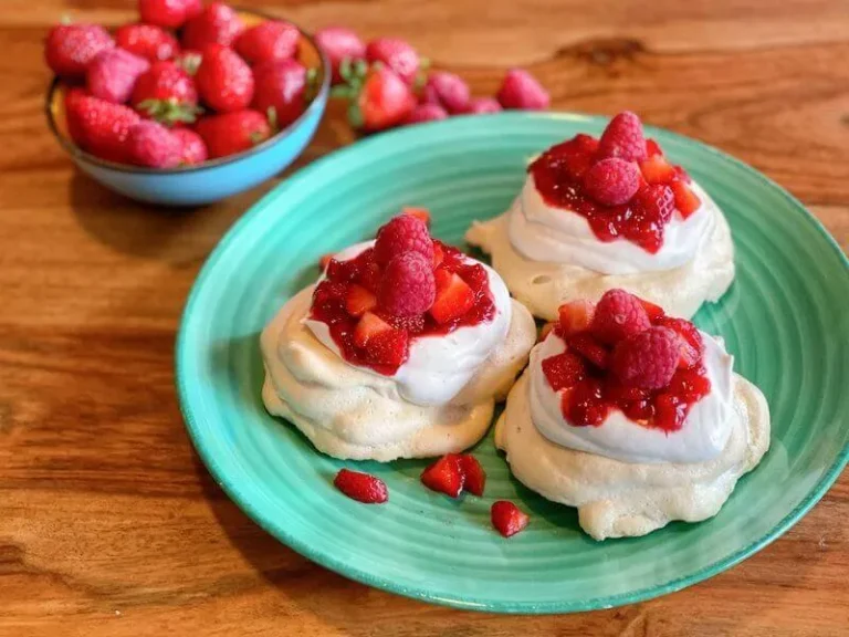 mini pavlovas, pavlova de frutos rojos, recetas pavlova, recetas australianas, recetas dulces, recetas postres